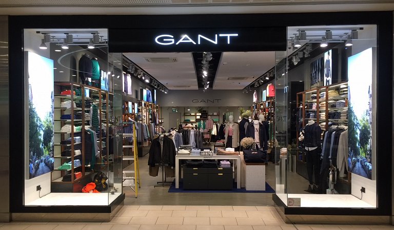 Wide shot of GANT storefront, Lakeside